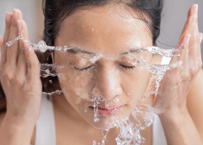 Rửa mặt bằng nước muối: Cẩn thận kẻo lợi bất cập hại 